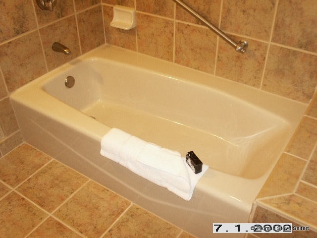 One-bedroom Suite bathtub
